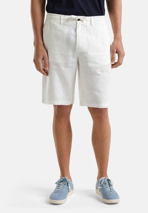 Pantalones cortos de lino blanco con cintura elástica, cordón y cierre de botón, con una textura suave y diseño a la altura de la rodilla.