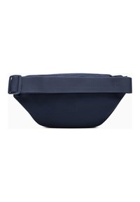 Borsetta a vita blu navy realizzata in tessuto testurizzato con un design piatto e una larga tracolla regolabile. Caratterizzata da una piccola fibbia laterale per la chiusura.