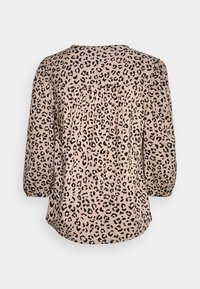 Blouse à imprimé léopard beige avec dos froncé, manches aux trois quarts, et coupe ample. Texture lisse et ourlet arrondi.