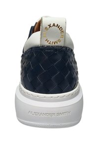Sneaker di pelle intrecciata blu navy con dettagli bianchi e tallone imbottito. Presenta una superficie testurizzata e il marchio "ALEXANDER SMITH" sulla suola.