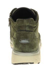 Grüne Wildleder Stiefelette mit geripptem Kragen, Reißverschluss und grauer Gummisohle. Mit einem "rollingsoft" Logo auf der Rückseite.