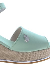 Mint-vihreät korkokenkä sandaalit, joissa on sileä kangas päällinen, kohotettu korko, kudottu juuttitekstuuri ja hopeinen logo yksityiskohta. Säädettävä nilkkaremmi kuuluu mukaan.