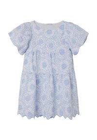Blouse bleu clair avec un motif floral, des manches courtes à volants, un col rond et un ourlet festonné avec des éléments de design à étages.