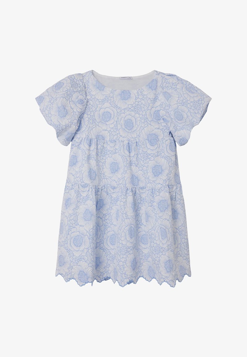 Hellbluse mit floralem Muster, kurzen Flatterärmeln, rundem Ausschnitt und gewelltem Saum mit gestuften Designelementen.