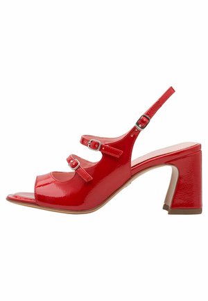 Røde sandaler i laklæder med høje hæle, peep toe, tre justerbare spænderemme og en kraftig hæl. Glat tekstur og blank finish.