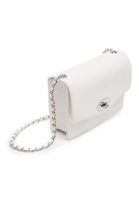 Borsa crossbody in pelle bianca con tracolla a catena in tonalità argentata, forma rettangolare, pattina arrotondata e dettagli in metallo sul davanti.