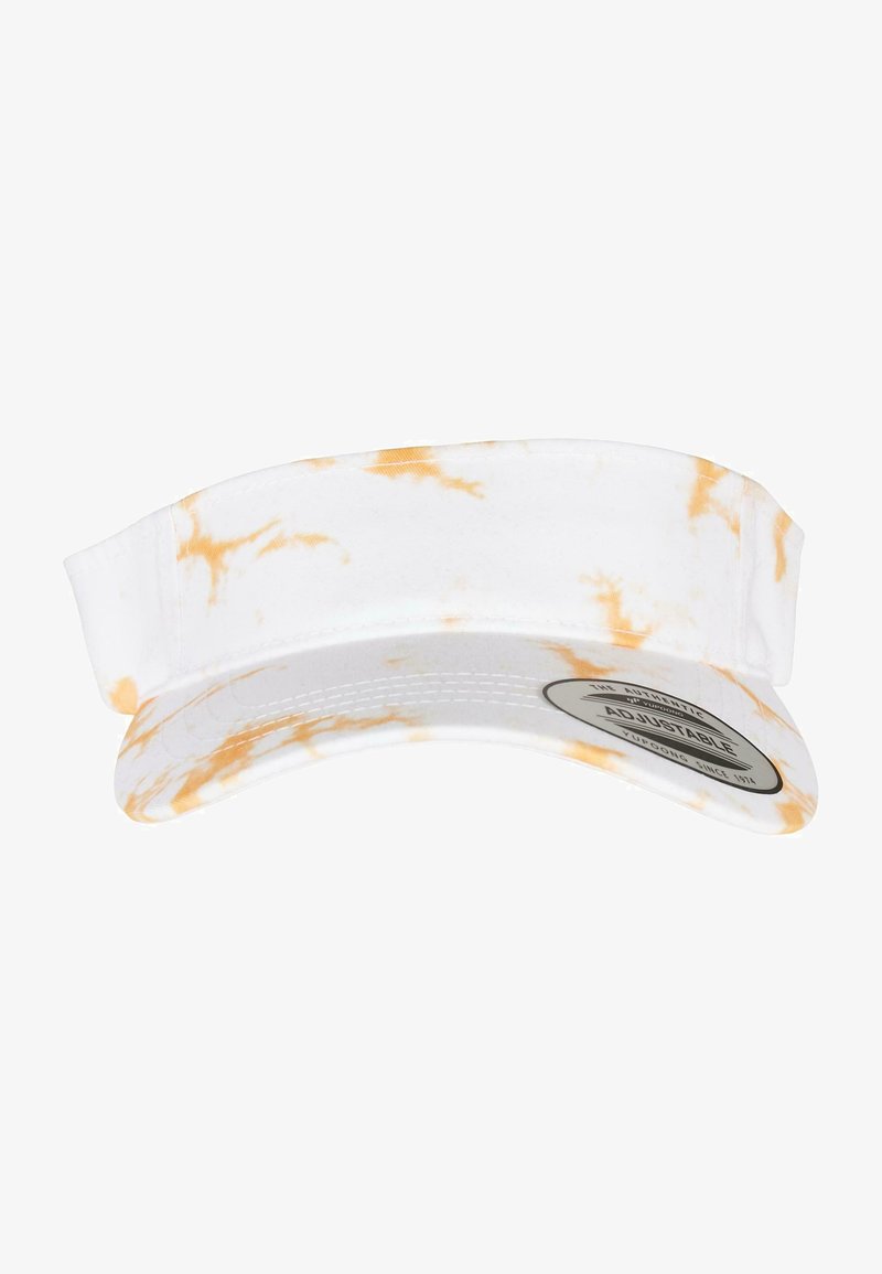 Állítható fehér napellenző márványos narancssárga részletekkel. Görbült széle és puha szövet textúrája van. Látható címke az állíthatóságot jelzően.