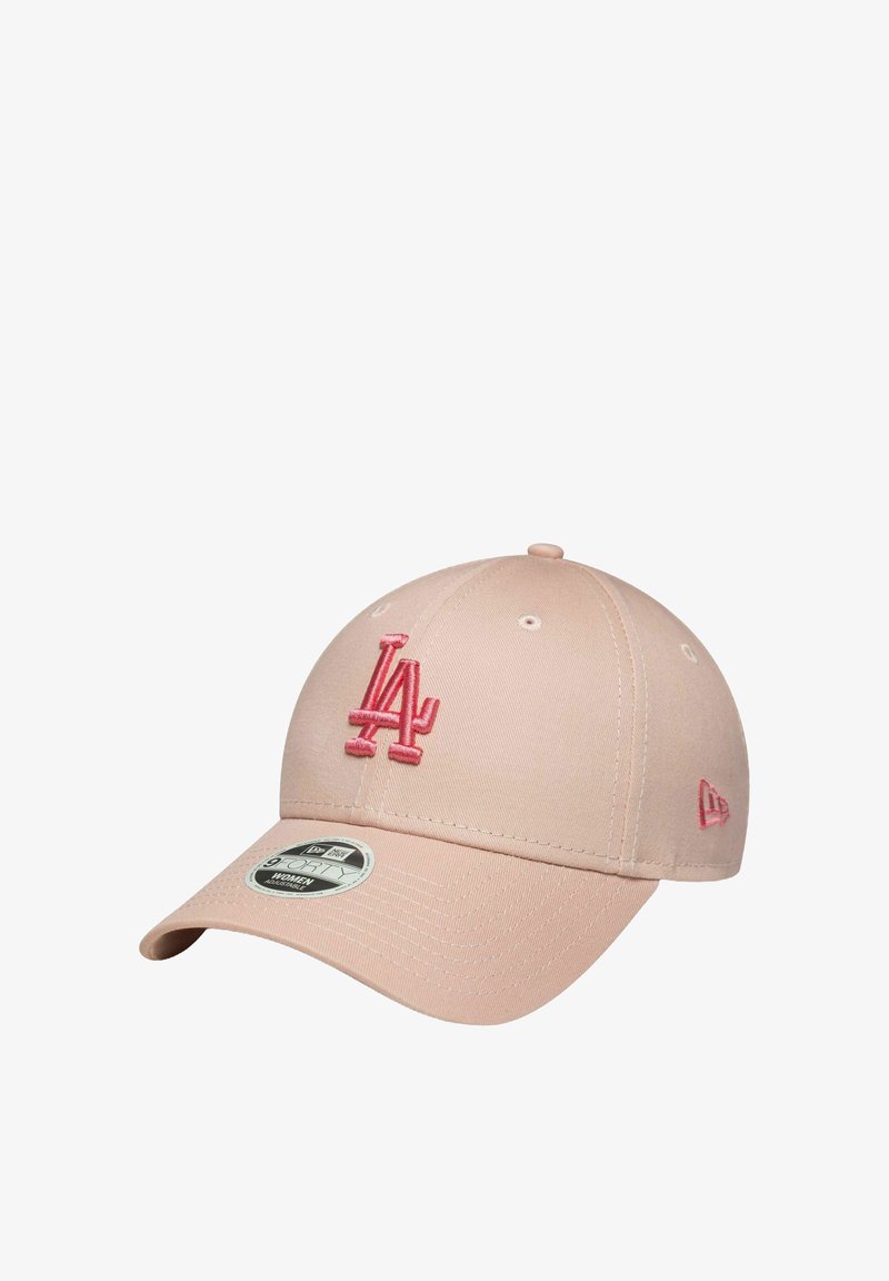 Gorra de béisbol rosa de tela con el logotipo bordado "LA" en un rosa en contraste. Tiene un borde curvado y orificios de ventilación.