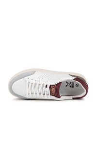 Zapatilla de cuero blanca con acentos en gris y burdeos, puntera redonda, cordones planos, detalles perforados y suela de goma texturizada.