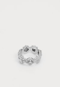 Anel de prata com desenhos elevados de conchas e flores em um padrão contínuo sobre fundo branco.