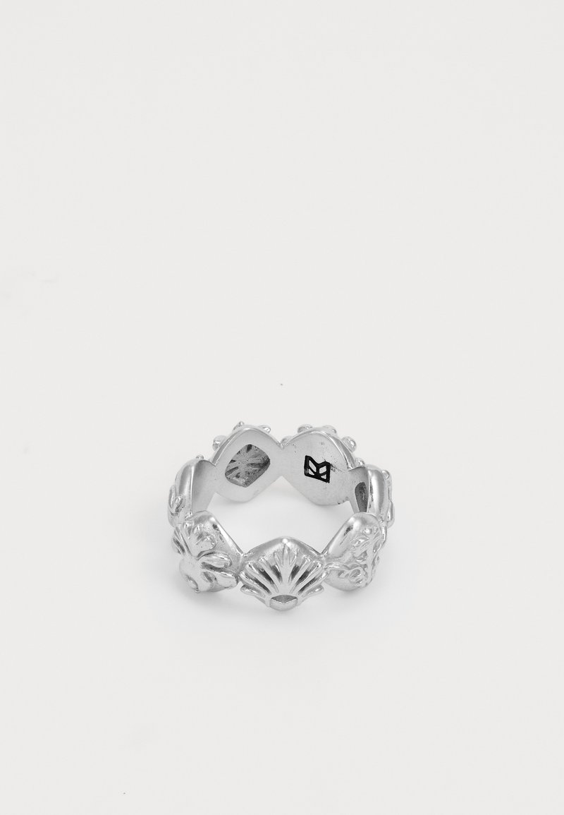 Anel de prata com desenhos elevados de conchas e flores em um padrão contínuo sobre fundo branco.