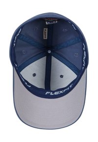 Cappellino blu navy con visiera grigia, realizzato in tessuto; presenta una fascia interna assorbente e il marchio Flexfit lungo il bordo interno.