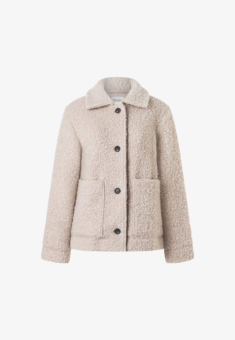 Beige Sherpa-Fleecejacke mit Knöpfen vorne, zwei großen aufgesetzten Taschen, Kragen und langen Ärmeln.