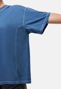 Blauwe katoenen t-shirt met korte mouwen, voorzien van contrasterende witte stiksels langs de naden en een comfortabele pasvorm. Glad textuur, casual ontwerp.