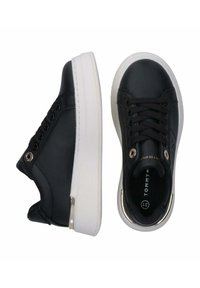 Sneakers neri con tomaia in pelle liscia, punta rotonda e suola in gomma bianca. Presentano lacci neri e dettagli metallici sul tallone.