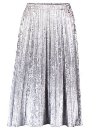 Falda midi plisada de terciopelo gris plateado con cintura elástica y pequeño logo ovalado de metal cerca de la cintura.