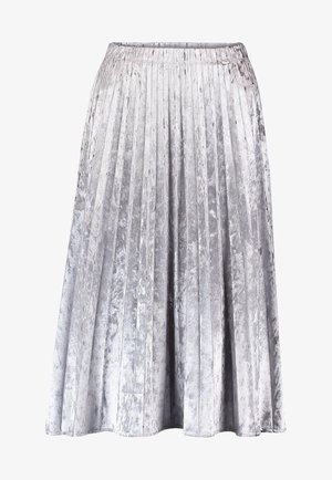 Falda midi plisada de terciopelo gris plateado con cintura elástica y pequeño logo ovalado de metal cerca de la cintura.