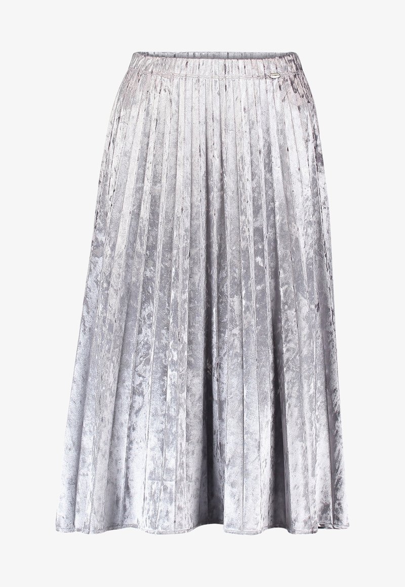 Jupe midi plissée en velours gris argenté avec une ceinture élastique et un petit logo métallique ovale près de la taille.
