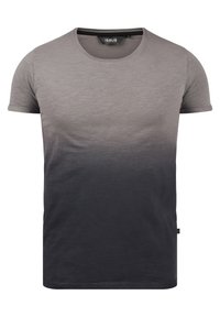 Grå gradient T-shirt med korte ærmer. Blødt stof, der går fra lysegrå øverst til mørkegrå nederst. Rund halsudskæring.