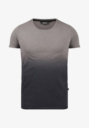 Šedé gradient tričko s krátkymi rukávmi. Mäkkučká látka prechádzajúca z svetlo šedej na vrchu do tmavo šedej na spodku. Okruhlý výstrih.