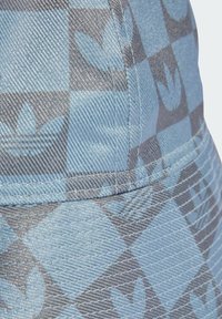 Pălărie de tip bucket, confecționată dintr-un material cu un tipar albastru și gri, având o textură în stil diamant și accente subtile cu logo în întreaga design.