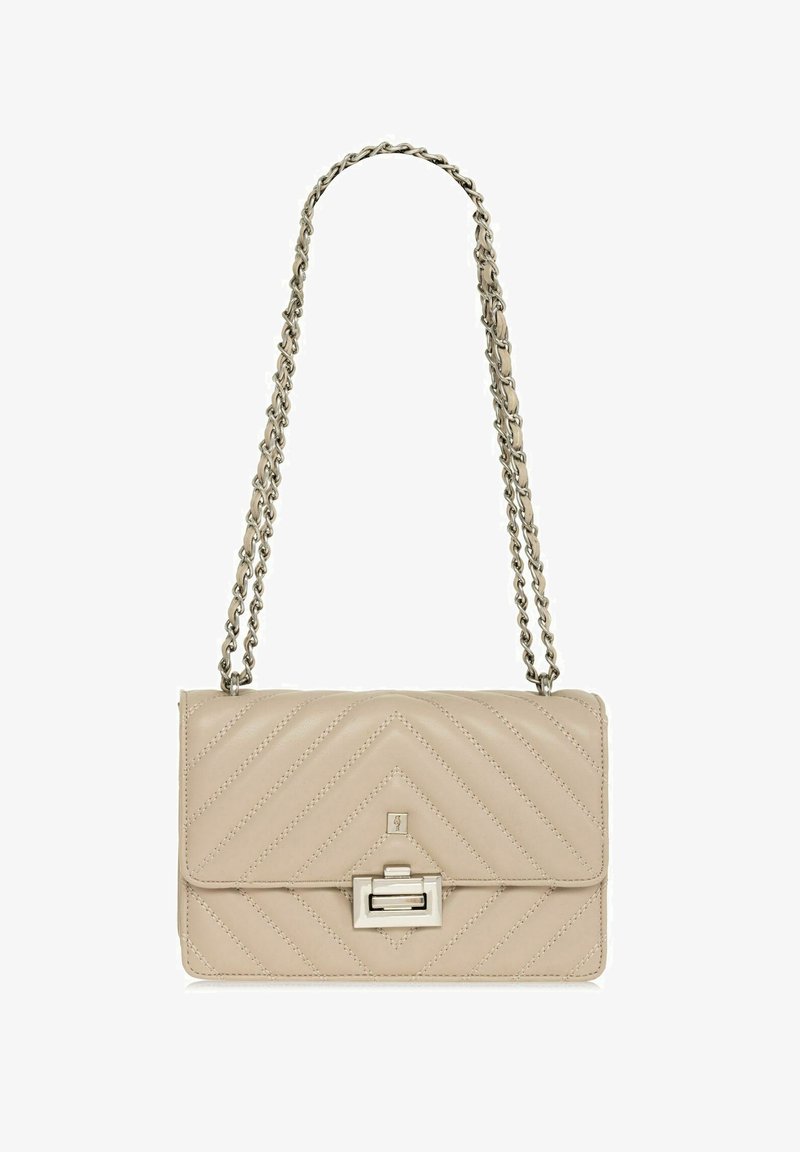 Beżowa pikowana skórzana torebka z srebrnym łańcuchem i prostokątnym srebrnym zapięciem. Posiada wzór w zygzak i gładką teksturę.