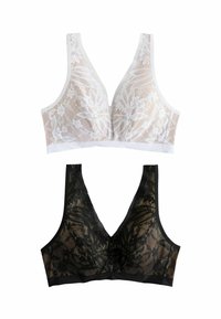 Două sutiene: unul alb cu dantelă florală peste o bază solidă, celălalt negru cu dantelă similară. Ambele au un decolteu adânc în V și bretele late.