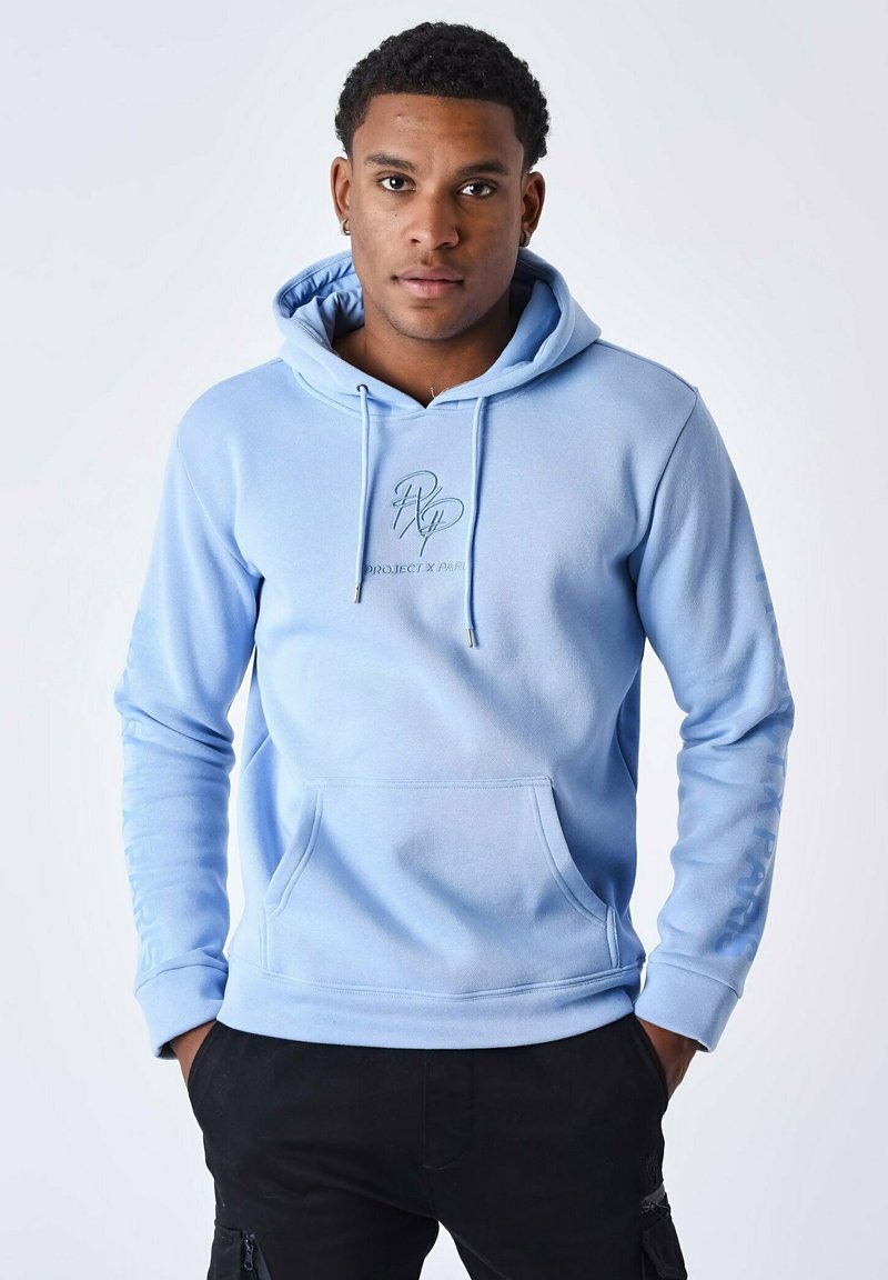 Sudadera azul claro hecha de tela suave, con un bolsillo tipo canguro, capucha con cordón y un acento gráfico de texto en la manga.