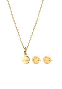 Goldfarbene Anhängerkette mit einem runden Anhänger und passenden runden Ohrsteckern, alle mit polierter Oberfläche und eingravierten Details.