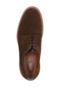 Bruine suède veterschoen met een ronde neus, contrasterende stiksels en een glad leren accent nabij de hiel. Leren binnenzool zichtbaar.