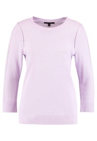 Liliowy sweter z dzianiny z okrągłym dekoltem, rękawami do połowy przedramienia i ozdobnym splotem drabinowym wzdłuż rękawów. Gładka faktura.