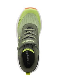 Grüner Sportschuh mit einem Mesh-Obermaterial, grauen Akzenten, orangener Spitze und weißer Sohle. Verfügt über Schnürsenkel und einen Riemen mit Branding.