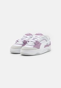Weiße und lavendelfarbene Sneaker aus Wildleder und Mesh-Materialien, mit runder Zehenpartie, Schnürung vorne, gepolstertem Kragen und strukturiertem Gummisohle.