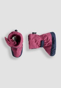 Stivali per bambini isolati in rosa e blu navy, con un morbido rivestimento interno, polsini elasticizzati e suole testurizzate per una migliore presa. Inclusi cinturini regolabili.