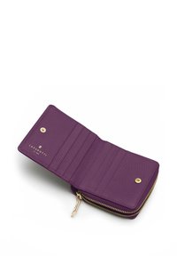 Portafoglio in pelle viola con superficie testurizzata, zip dorata, sei scomparti per schede e chiusura a scatto. Logo stampato all'interno.