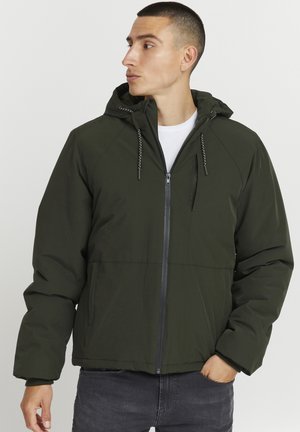 Mørkegrønn hettejakke med glidelås, elastiske mansjetter og glatt tekstur. Har snorer på hetten og minimalistisk design.