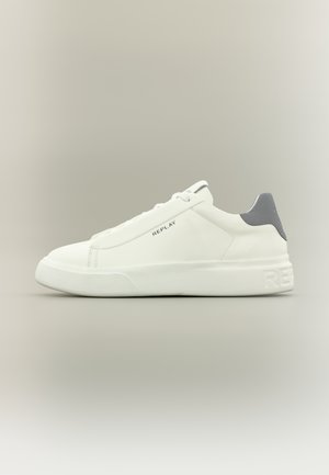 Bílá teniska s hladkým syntetickým svrškem, šedým akcentem na patě, plochou podrážkou a jemným logem "REPLAY" na boku. Moderní, minimalistický design.