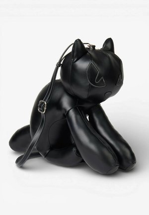 Czarny skórzany plecak w kształcie skulonego kota z wyszywanymi rysami twarzy i regulowanymi paskami na ramiona.