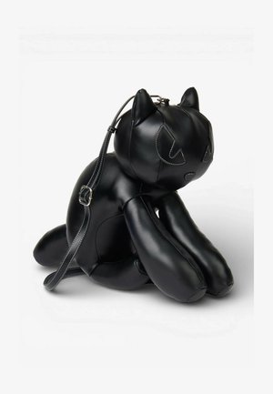 Zwarte leren rugzak in de vorm van een hurkende kat met gestikte gelaatstrekken en verstelbare schouderbanden.