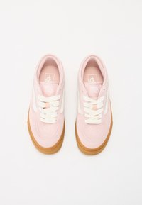 Sneakers in suede rosa con accenti bianchi, dotati di punta rotonda, design con lacci e suola in gomma naturale. Punta perforata per la traspirabilità.