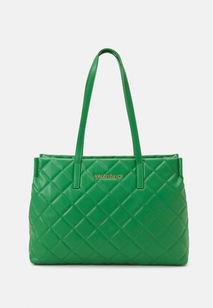 Sac fourre-tout en cuir vert matelassé avec deux poignées, doté d'un logo doré à l'avant. Texture lisse et forme rectangulaire.