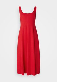 Robe midi en lin rouge avec un col carré et de larges bretelles, silhouette trapèze et texture lisse, sans motifs ni ornements.