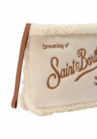 Clutch in suede beige con rifiniture in pelliccia sintetica avorio, caratterizzato da testo ricamato marrone: "Sognando Saint Barthélemy." Con cinturino da polso attaccato.