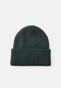 Gorro de malha em verde escuro, com um punho canelado e um topo liso, ligeiramente texturizado. Forma elegante com um ajuste justo.