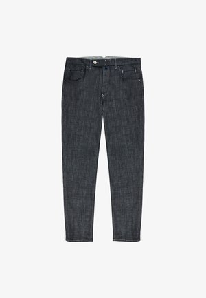 Jeans rectos de color gris oscuro con bolsillos frontales, pasadores para cinturón y cierre de botón, exhibidos sobre un fondo blanco.