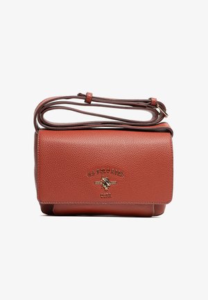 Borsa a tracolla in pelle marrone con superficie testurizzata, logo dorato e patta di chiusura. Dotata di una tracolla lunga e regolabile per un utilizzo versatile.