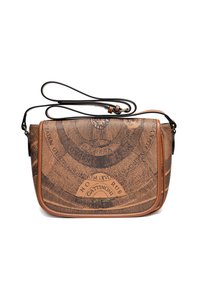 Brun crossover taske med sort cirkulært vintage korttryk, beige kant og justerbar læderrem på en hvid baggrund.