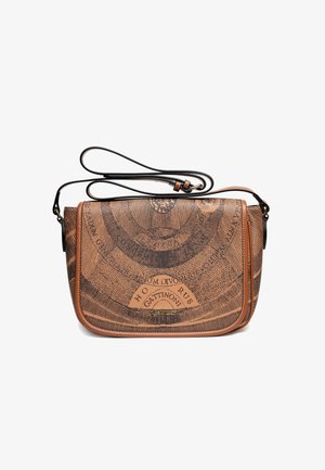 Braune Umhängetasche mit schwarzem, runder, vintage Kartenmotiv, beigefarbigem Rand und verstellbarem Ledertragegurt auf weißem Hintergrund.