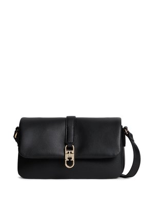 Sac bandoulière en cuir noir avec surface texturée, rabat avant, fermoir doré et bandoulière réglable sur fond blanc.