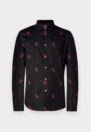 Fekete, hosszú ujjú ing, világos rózsaszín homár hímezéssel, klasszikus gallérral és kontrasztos gombokkal ellátott gombos elülső résszel.